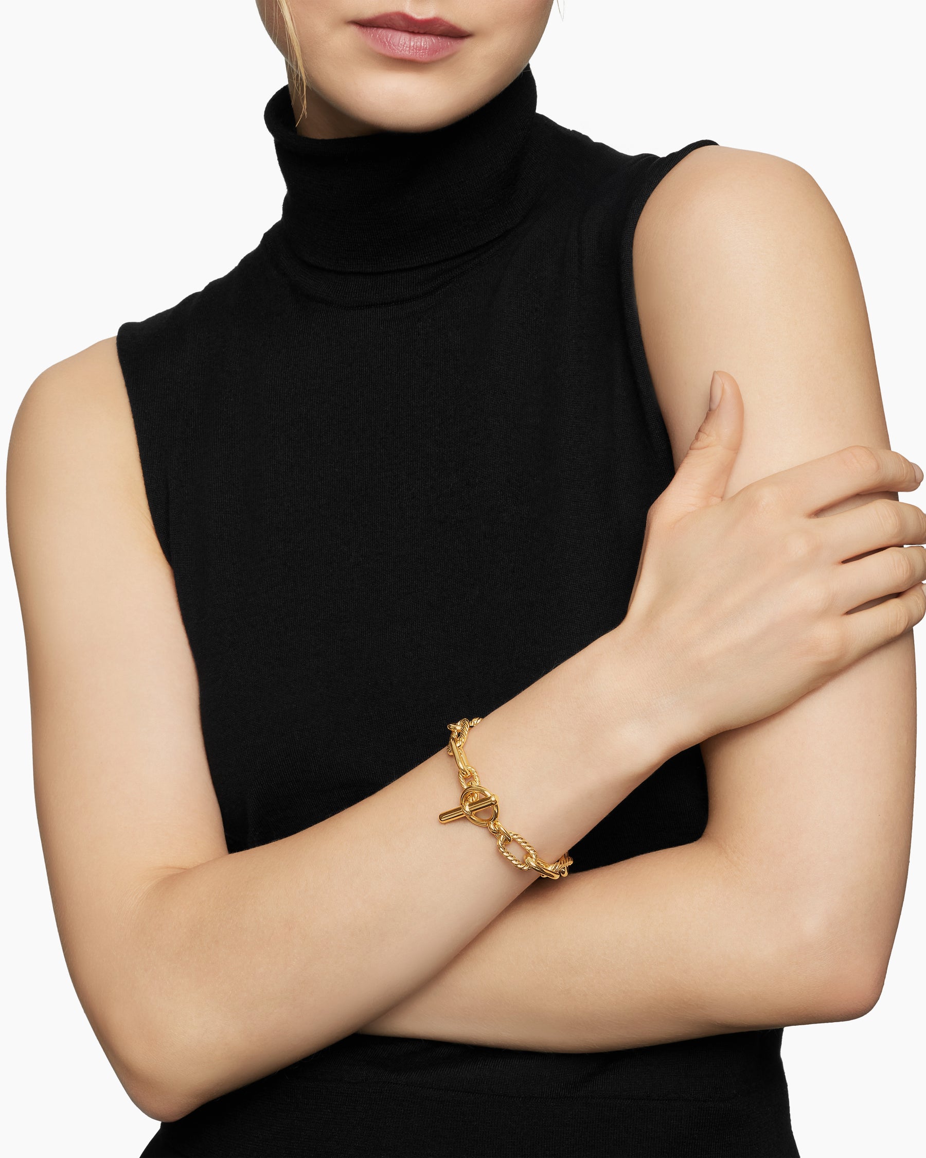 Alternative view of DY Madison Toggle Chain Bracelet in 18K Yellow Gold, 11mm