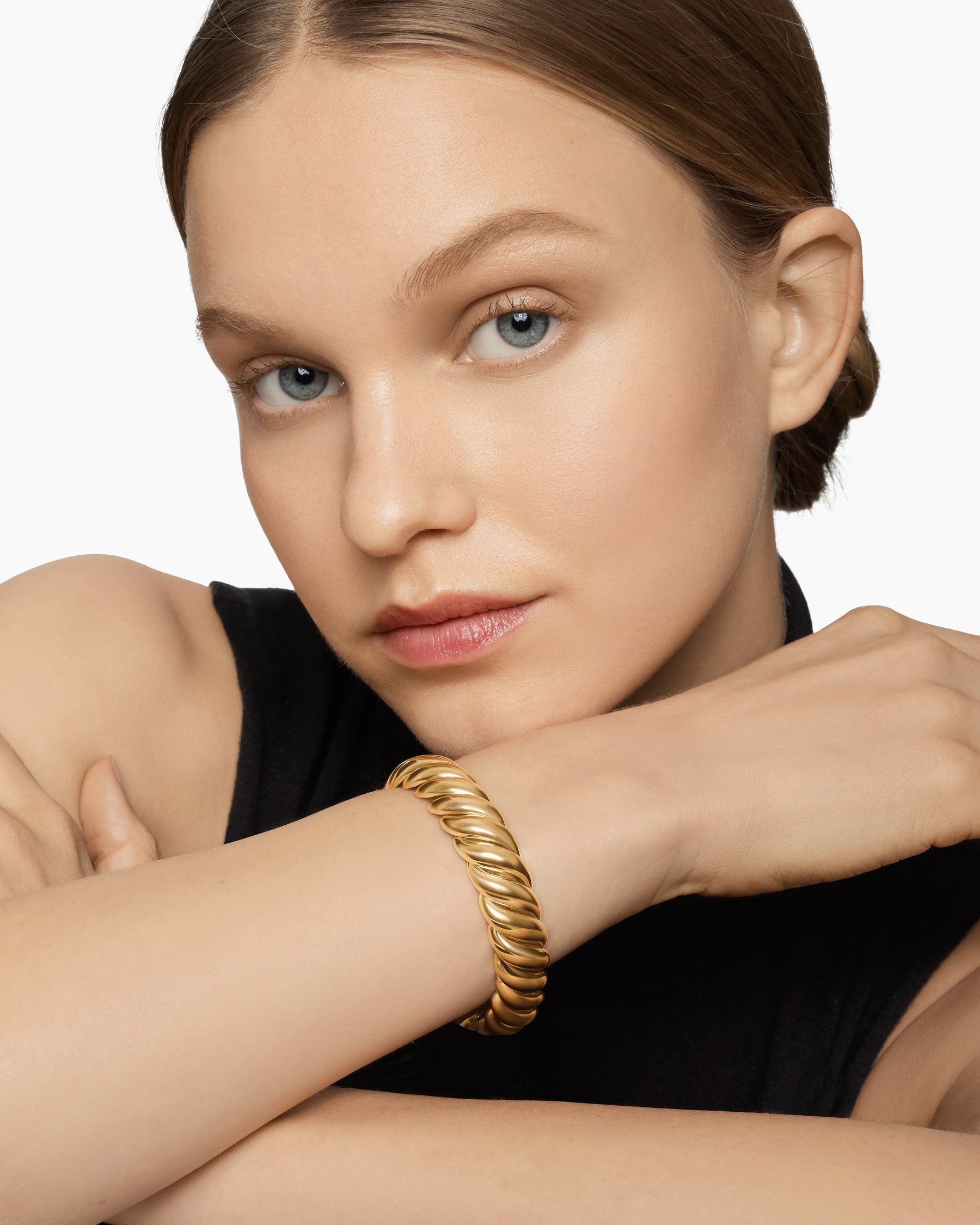 Sculpted Cable Bracelet in 18K Yellow Gold, 14mm - Image 8