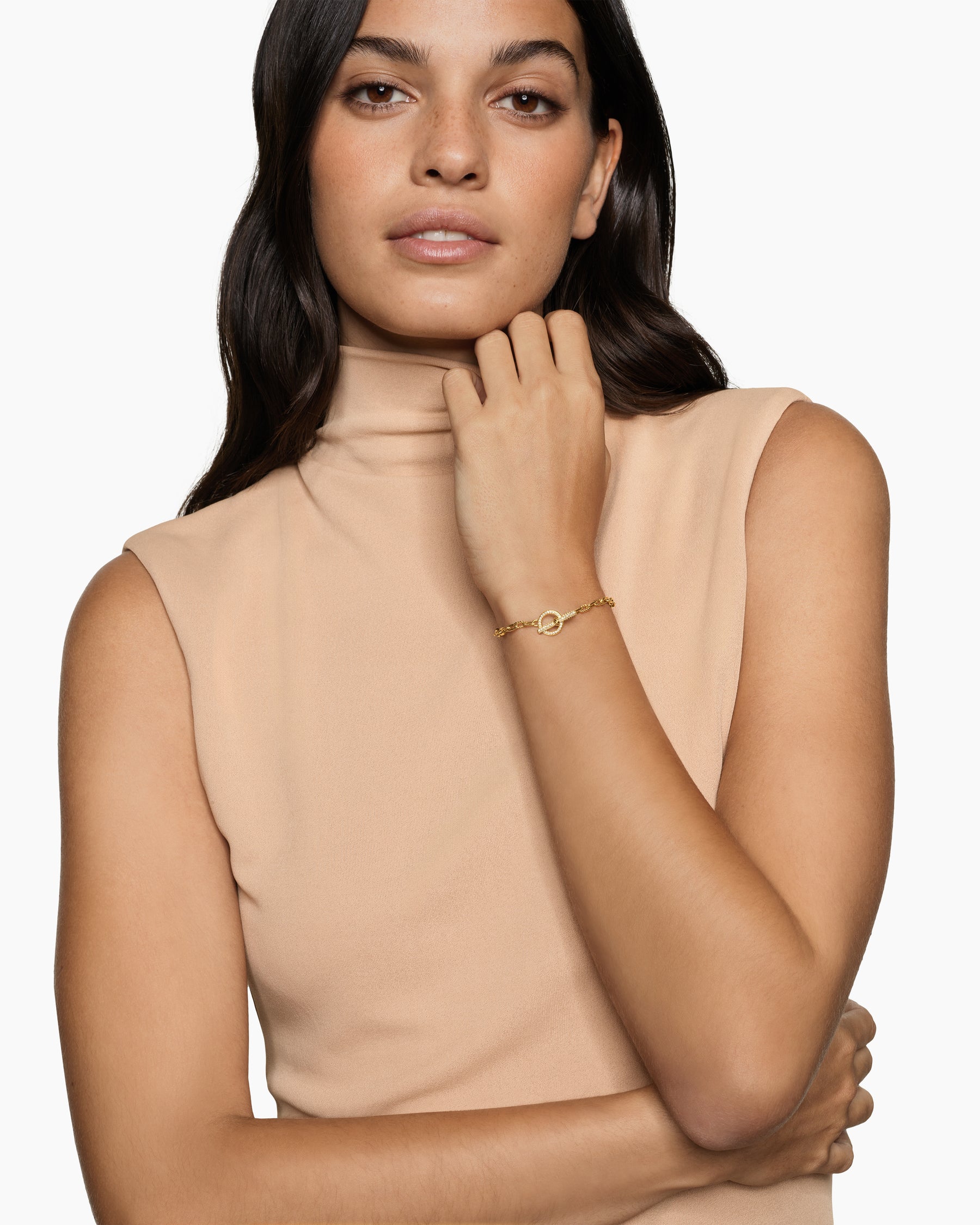 Alternative view of DY Madison Pavé Toggle Chain Bracelet in 18K Yellow Gold with Diamonds, 3mm