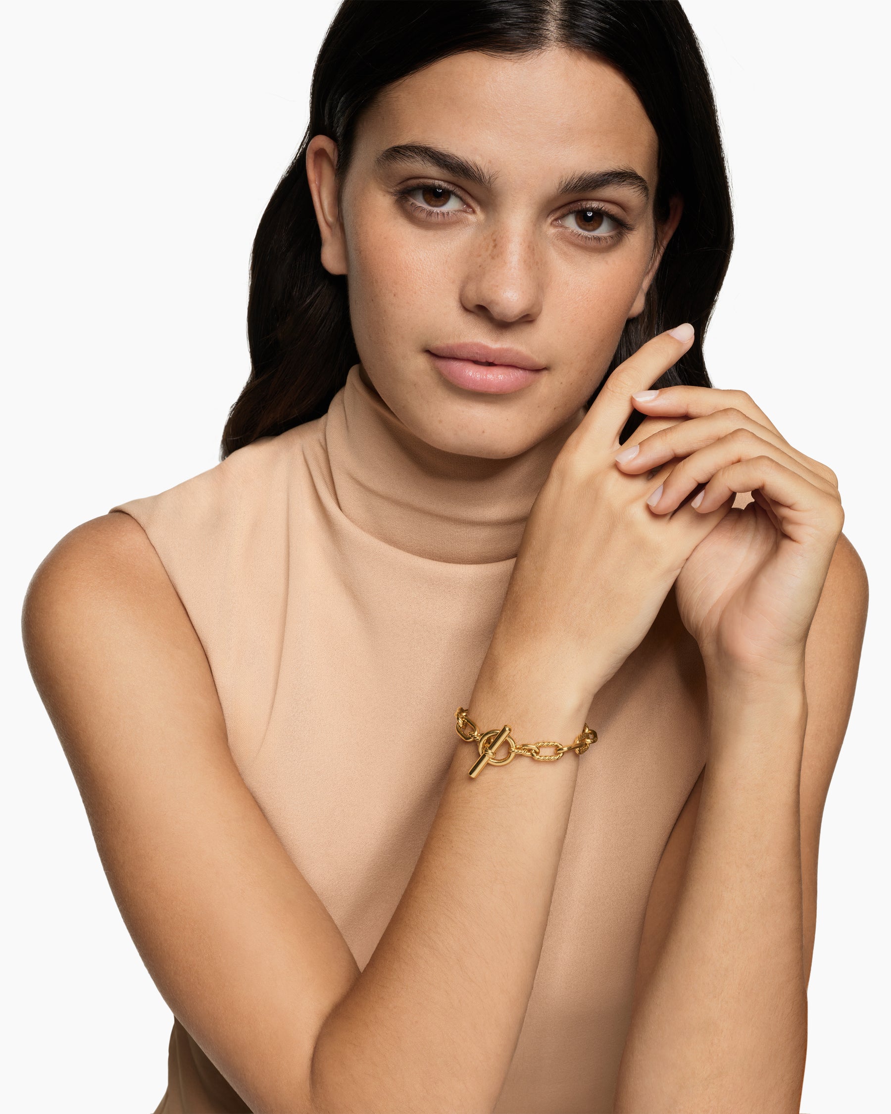 Alternative view of DY Madison Toggle Chain Bracelet in 18K Yellow Gold, 8.5mm