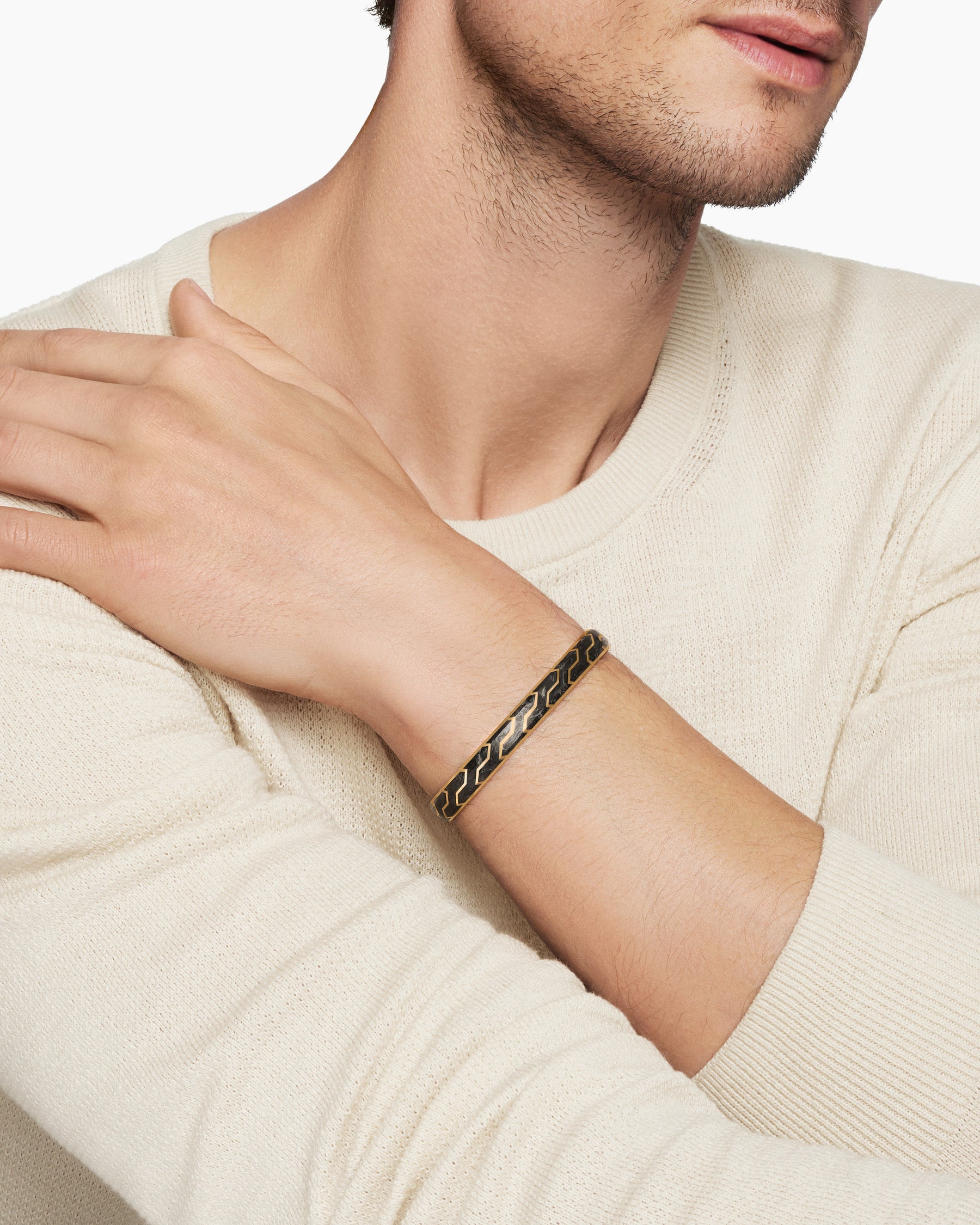 Streamline Cuff Bracelet in 18K Yellow Gold with Forged Carbon, 8.5mm - Image 6