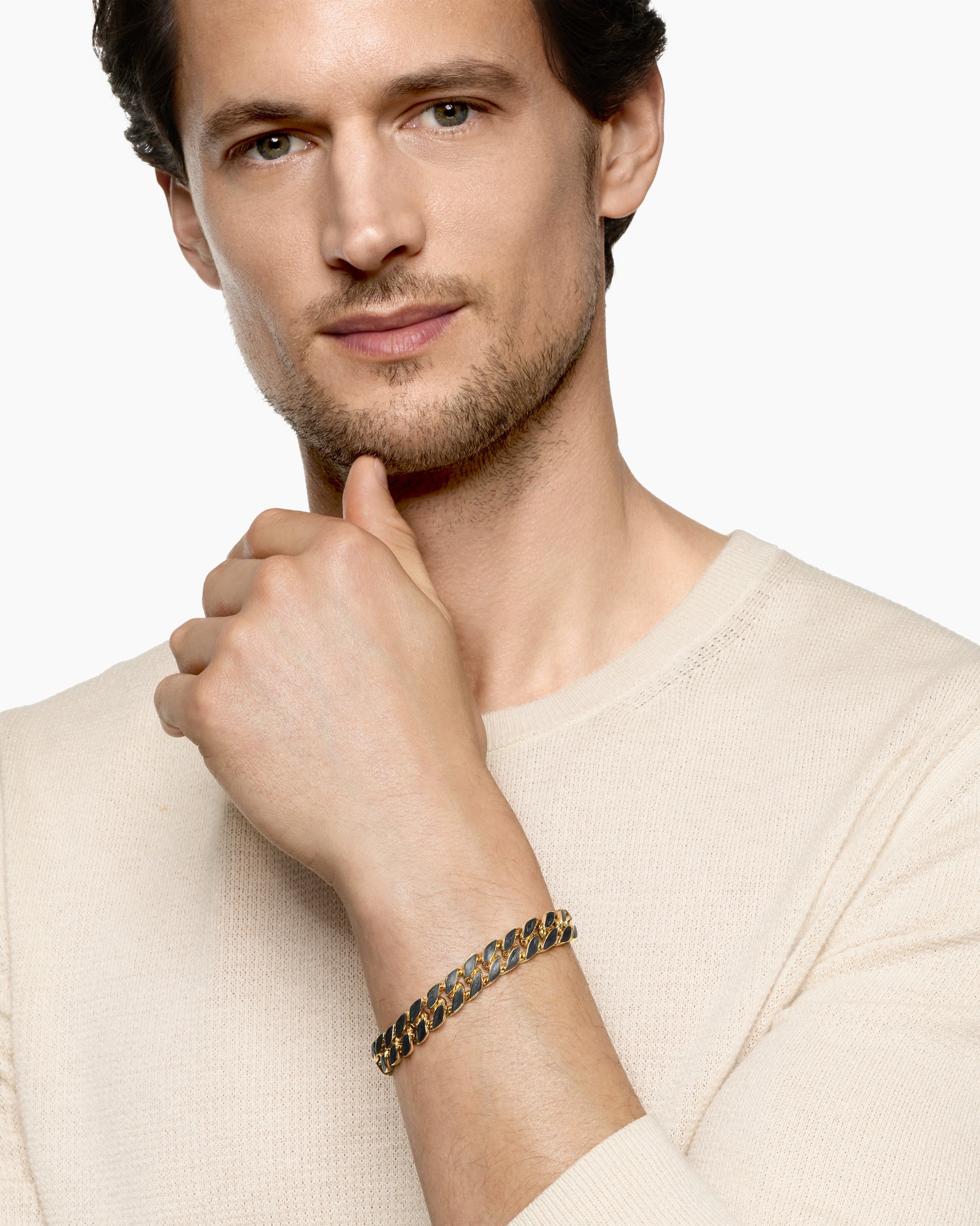 Alternative view of Curb Chain Bracelet in 18K Yellow Gold with Forged Carbon, 11.5mm