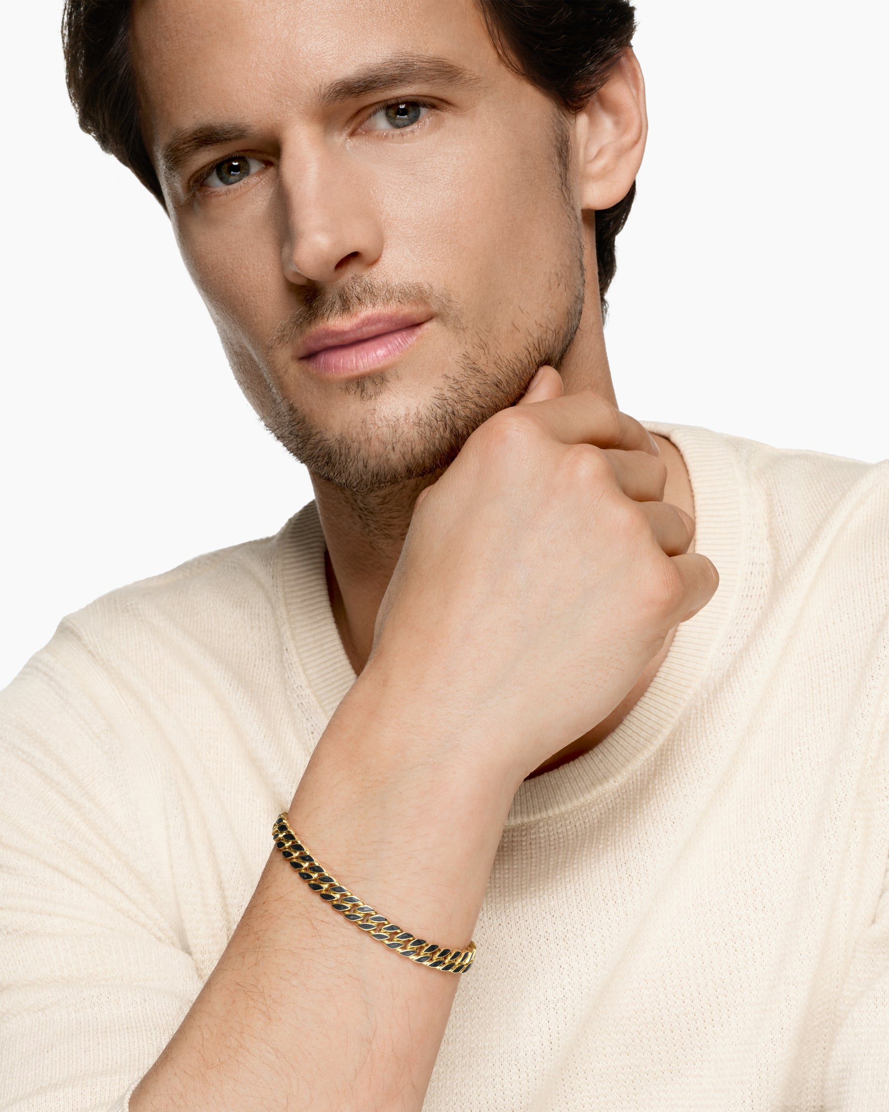 Alternative view of Curb Chain Bracelet in 18K Yellow Gold with Forged Carbon, 8mm