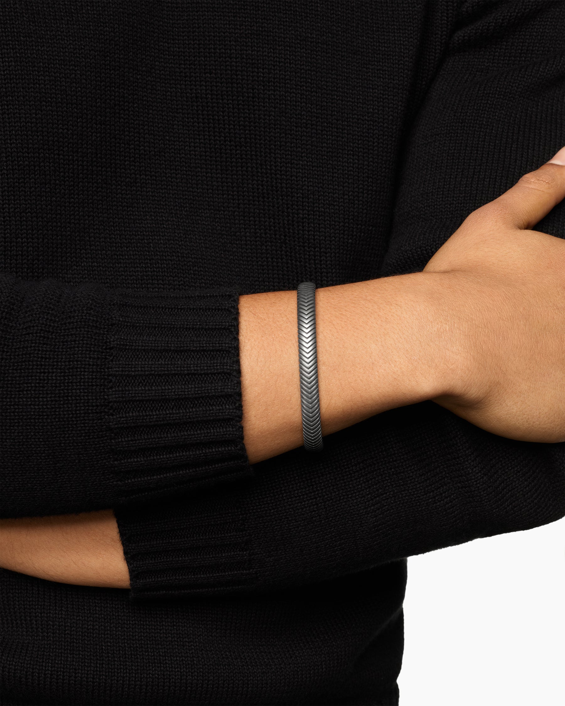 Alternative view of Chevron Cuff Bracelet in Anthracite Titanium, 8mm