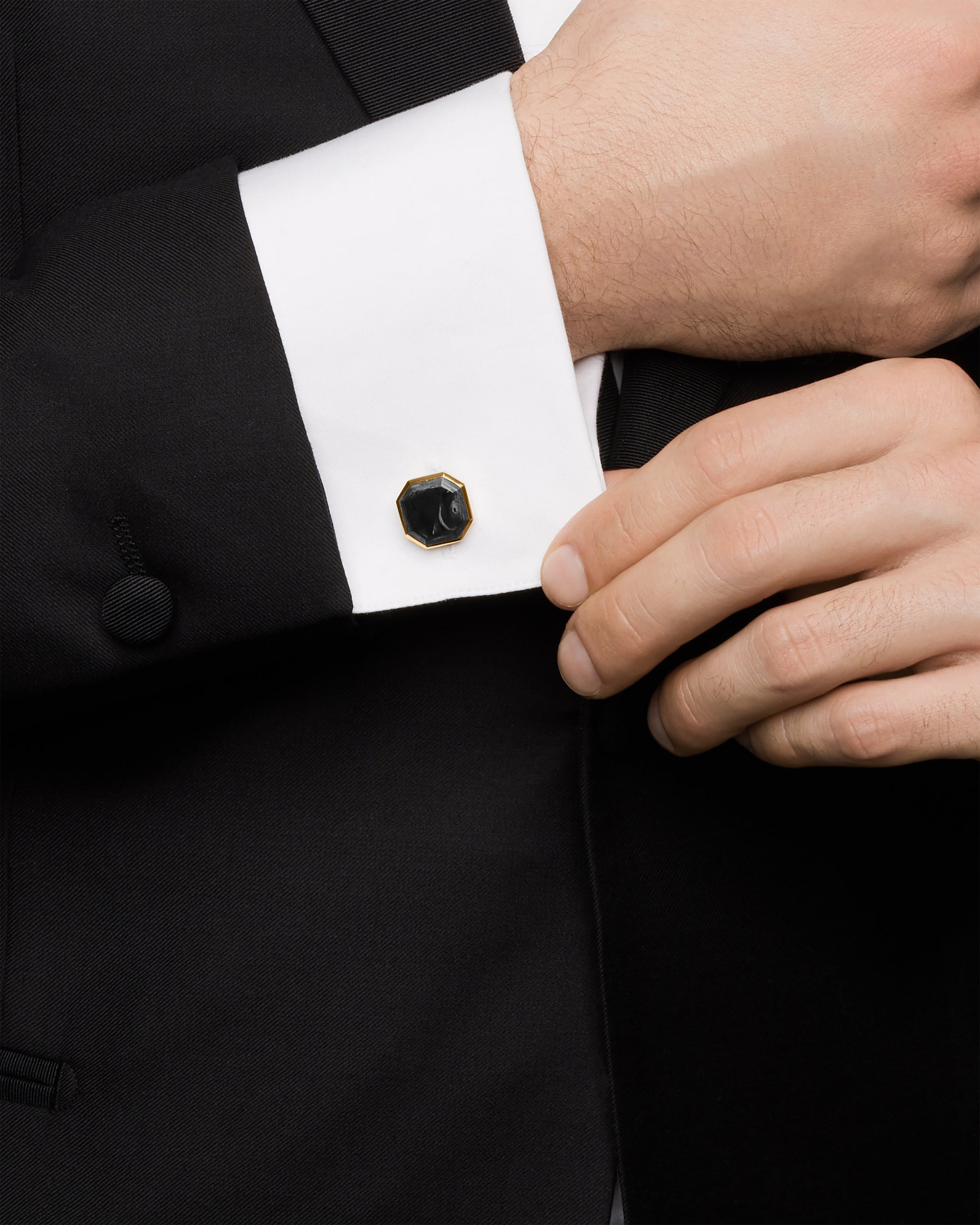 Alternative view of Streamline Cufflinks in 18K Yellow Gold with Forged Carbon, 15mm