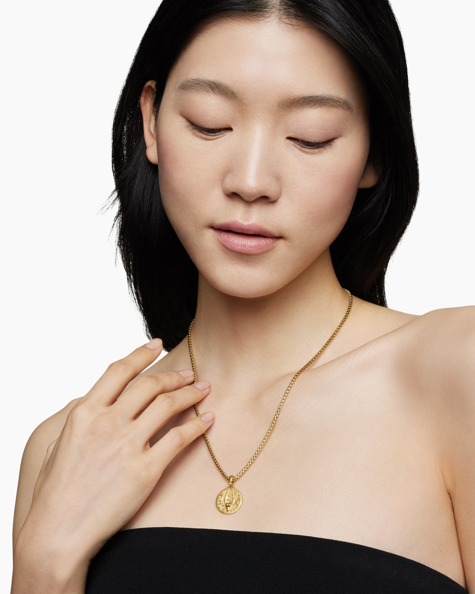 Capricorn Amulet in 18K Yellow Gold with Diamonds, 19mm - Image 7