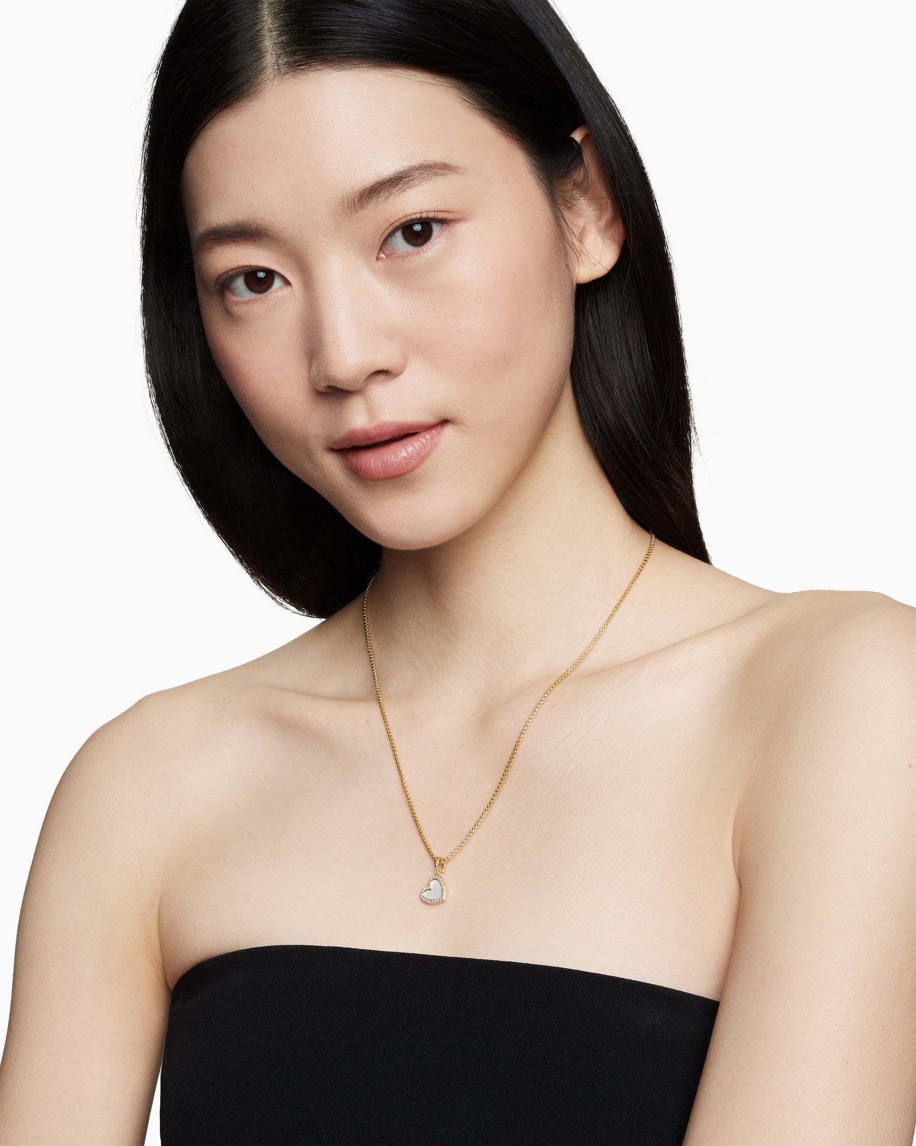Alternative view of DY Elements Heart Pendant in 18K Yellow Gold with Mother of Pearl and Diamonds, 11mm