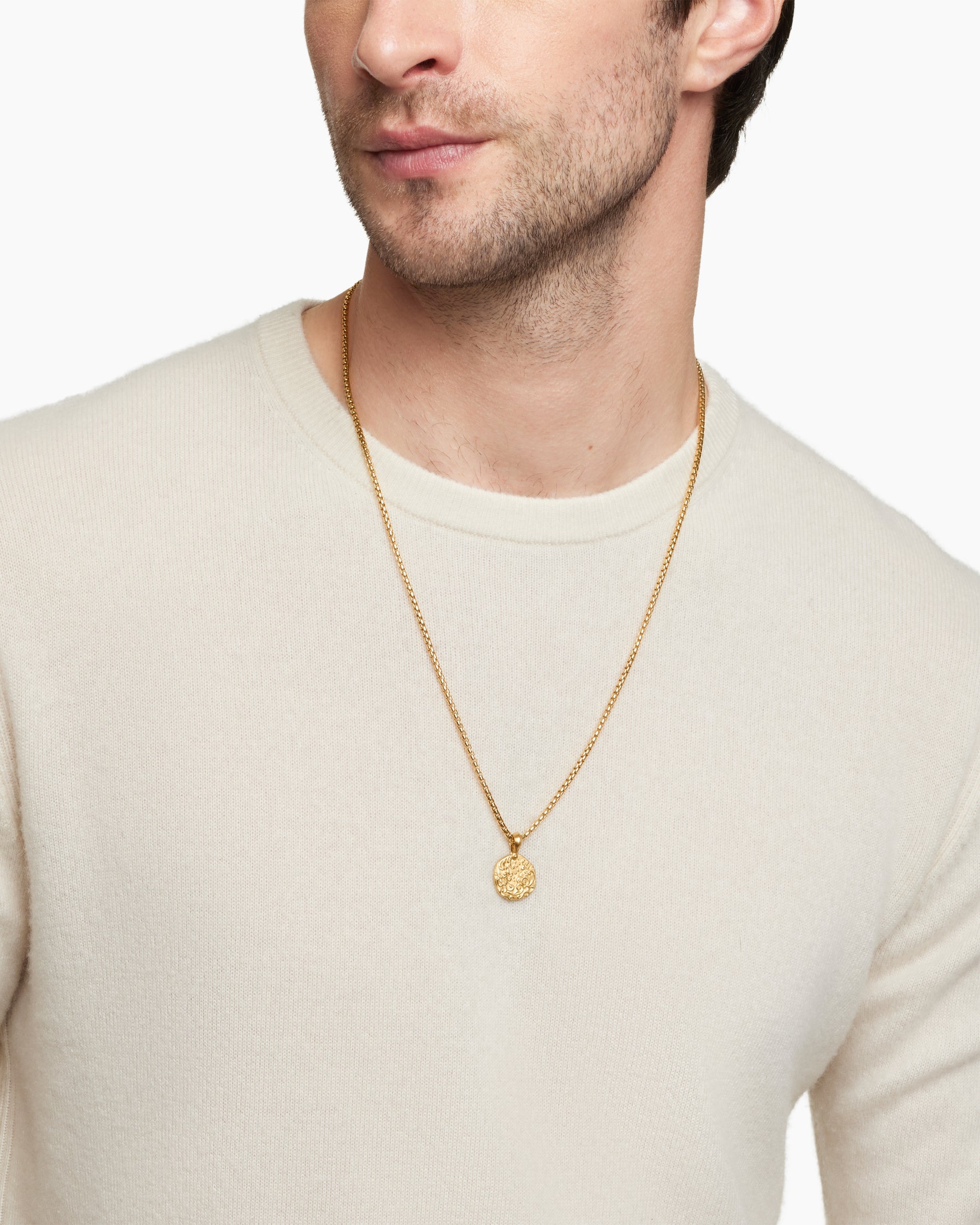 Aquarius Amulet in 18K Yellow Gold, 17mm - Image 7