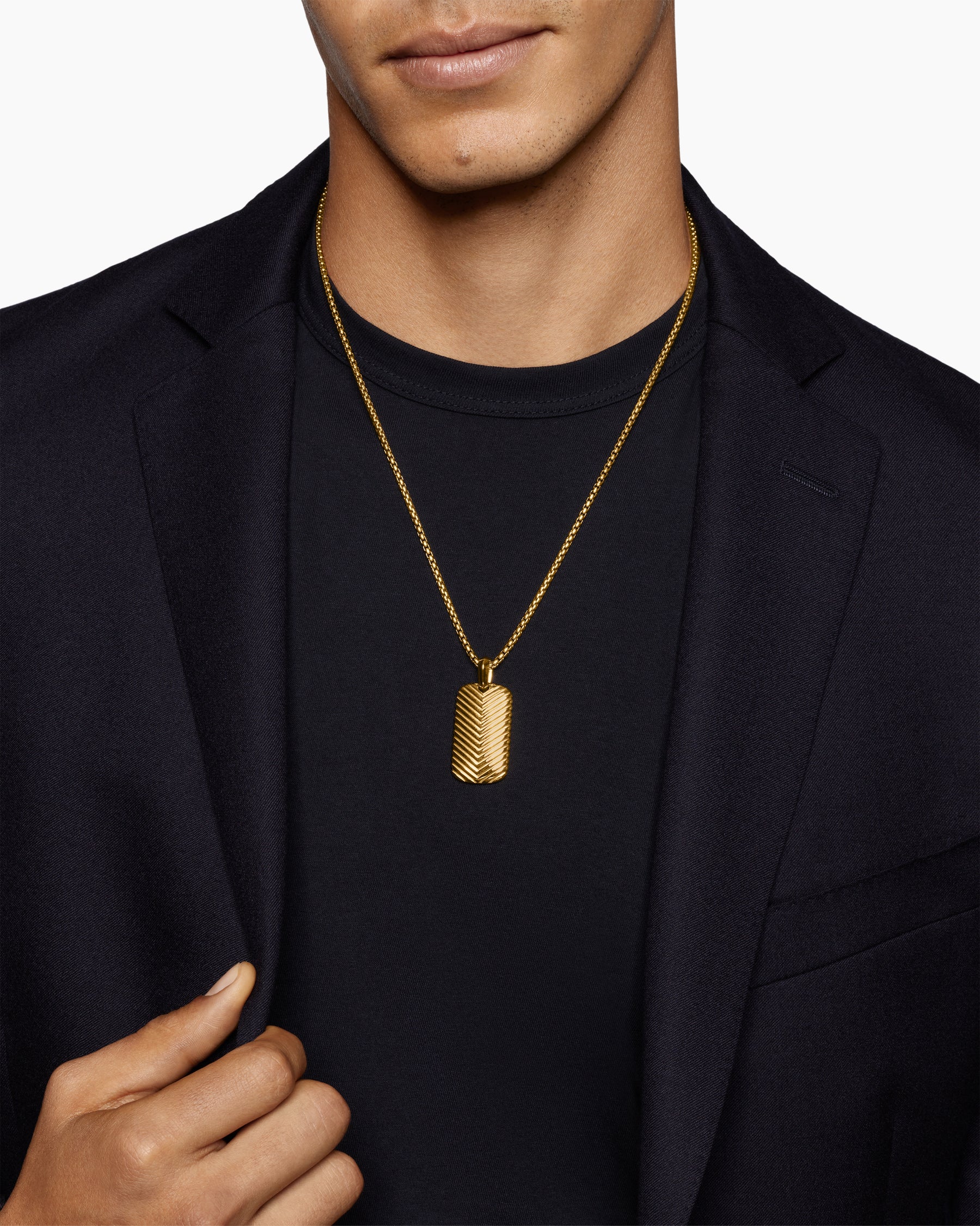 Alternative view of Chevron Tag in 18K Yellow Gold, 34mm
