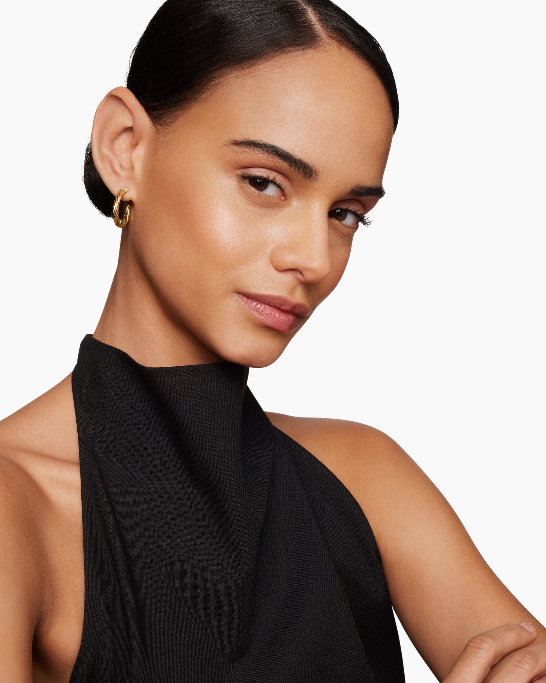 Alternative view of Cablespira Hoop Earrings in 18K Yellow Gold, 3/4in
