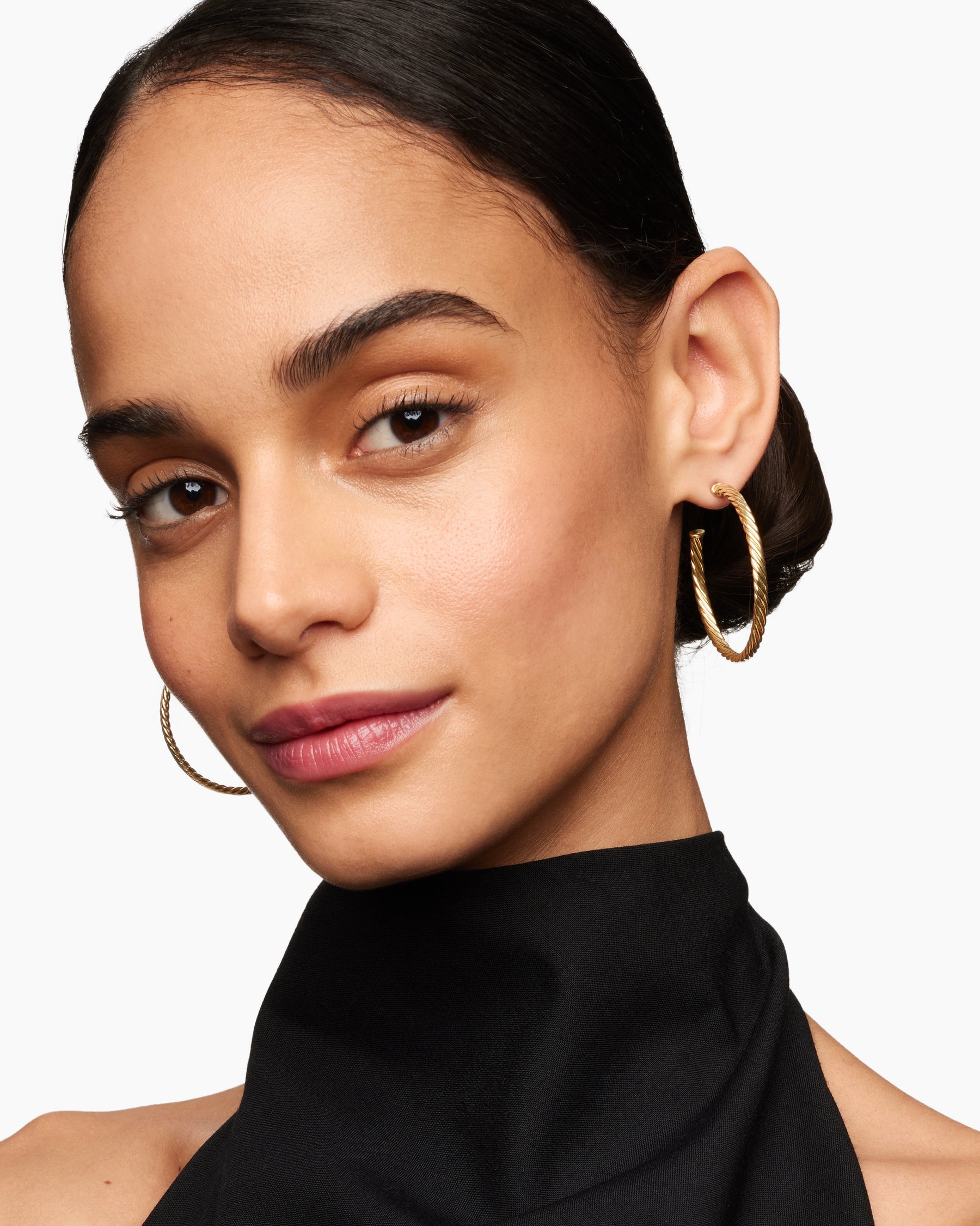 Alternative view of Cablespira Hoop Earrings in 18K Yellow Gold, 1.5in
