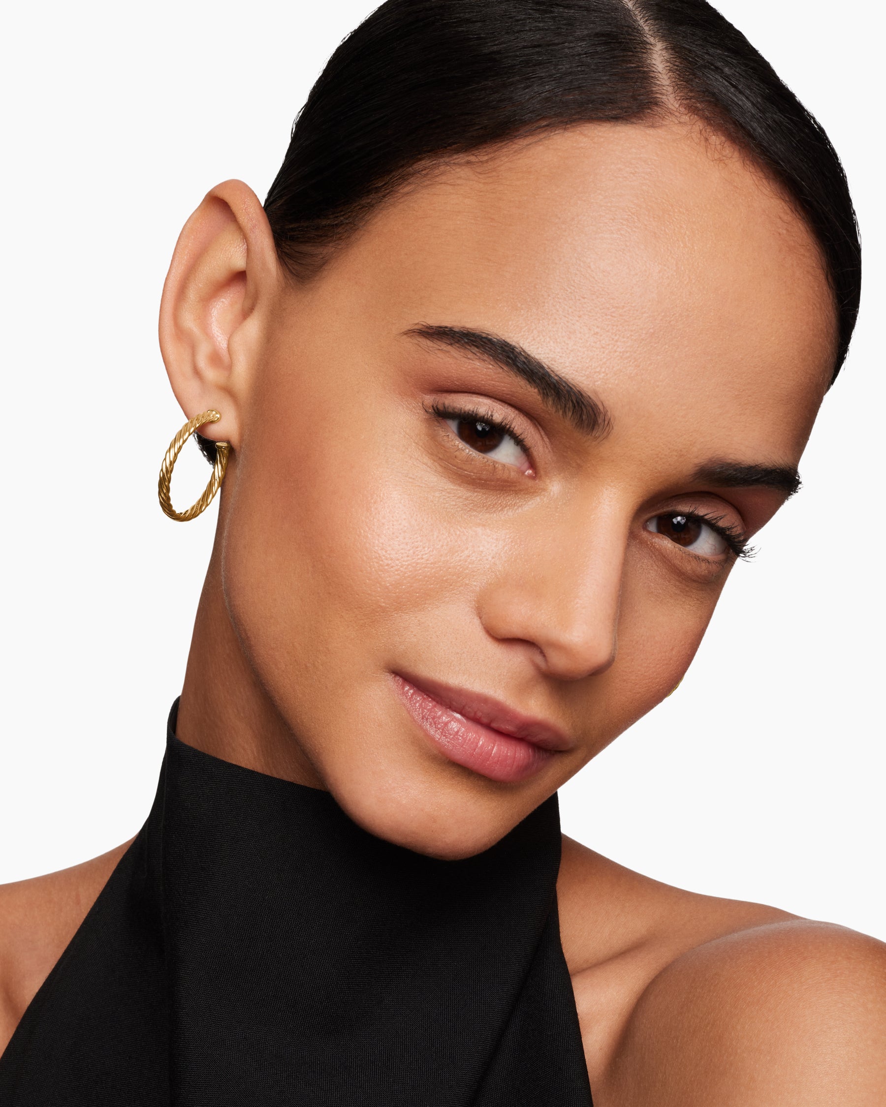 Alternative view of Cablespira Hoop Earrings in 18K Yellow Gold, 1in