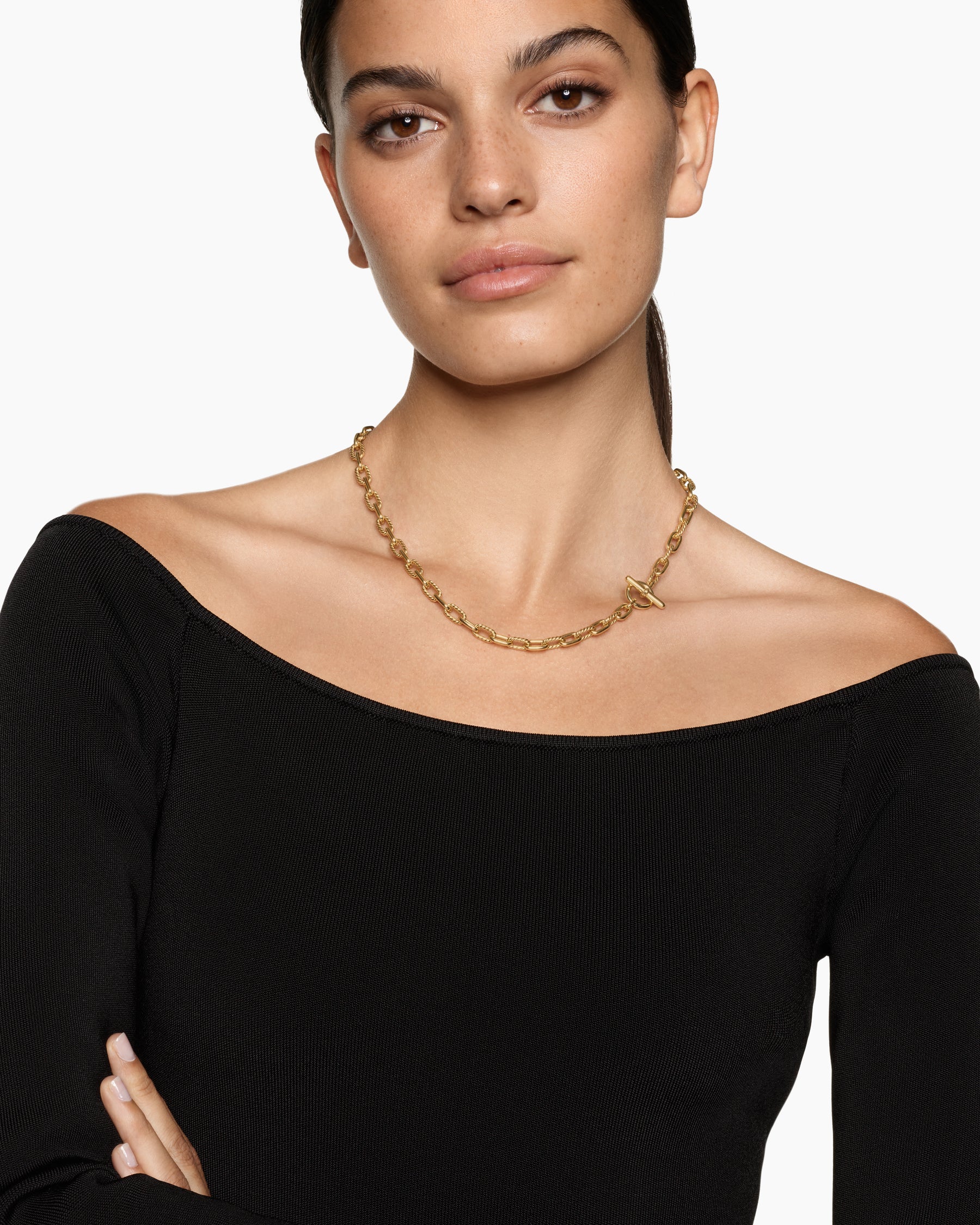 Alternative view of DY Madison Toggle Chain Necklace in 18K Yellow Gold, 5.5mm