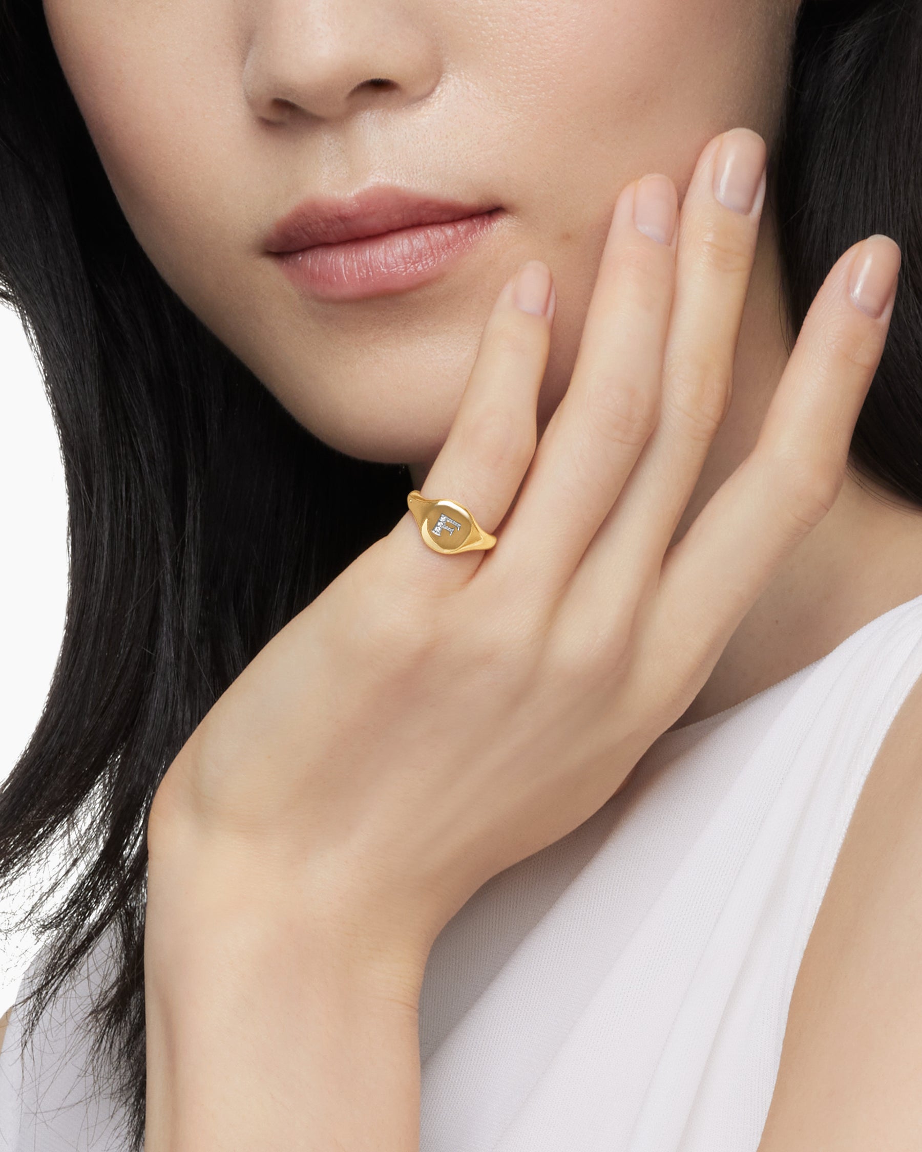 DY Initial Pinky Ring in 18K Yellow Gold with Diamond F, 9.8mm - Image 2