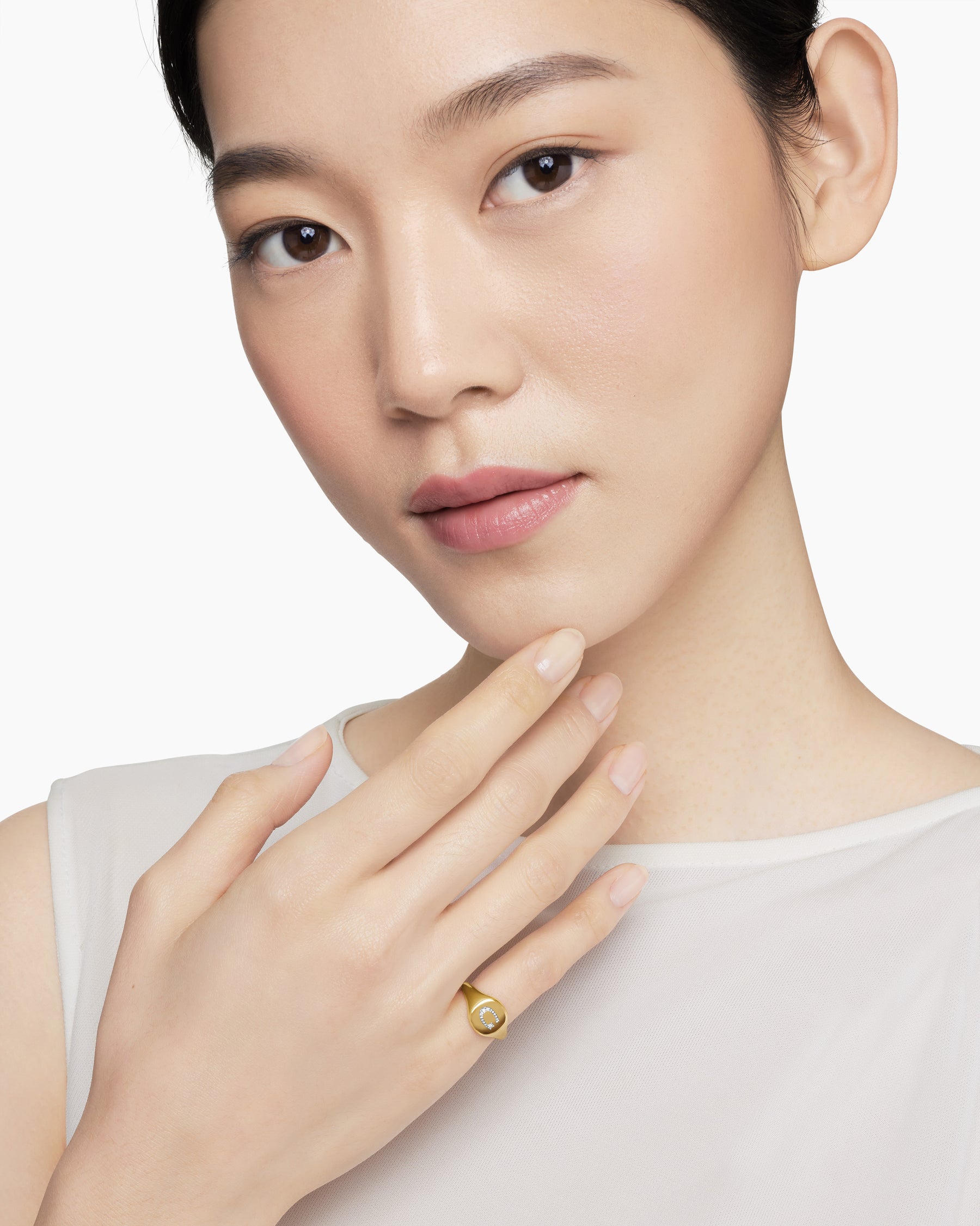 DY Initial Pinky Ring in 18K Yellow Gold with Diamond G, 9.8mm - Image 7