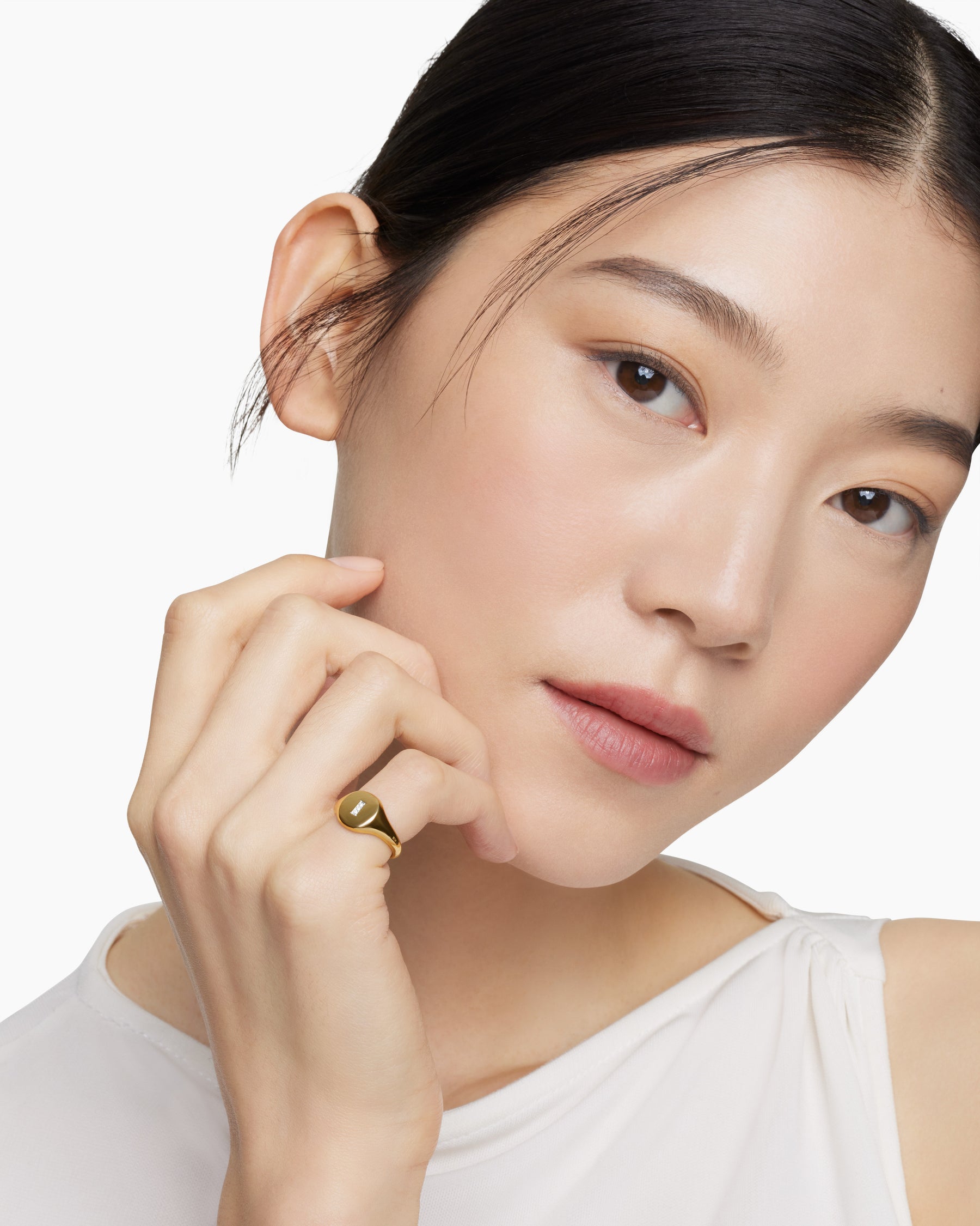 DY Initial Pinky Ring in 18K Yellow Gold with Diamond I, 9.8mm - Image 7