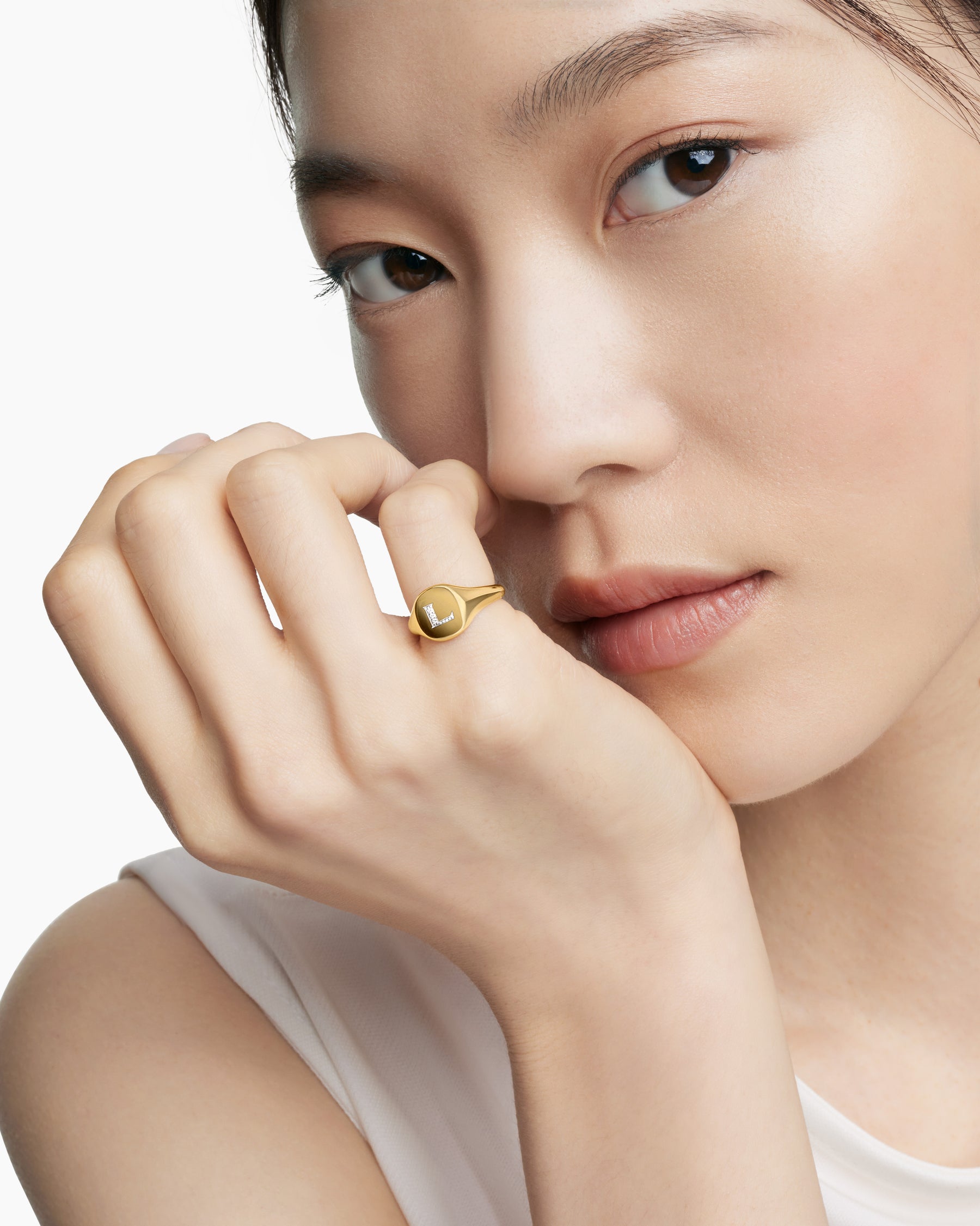 DY Initial Pinky Ring in 18K Yellow Gold with Diamond L, 9.8mm - Image 7
