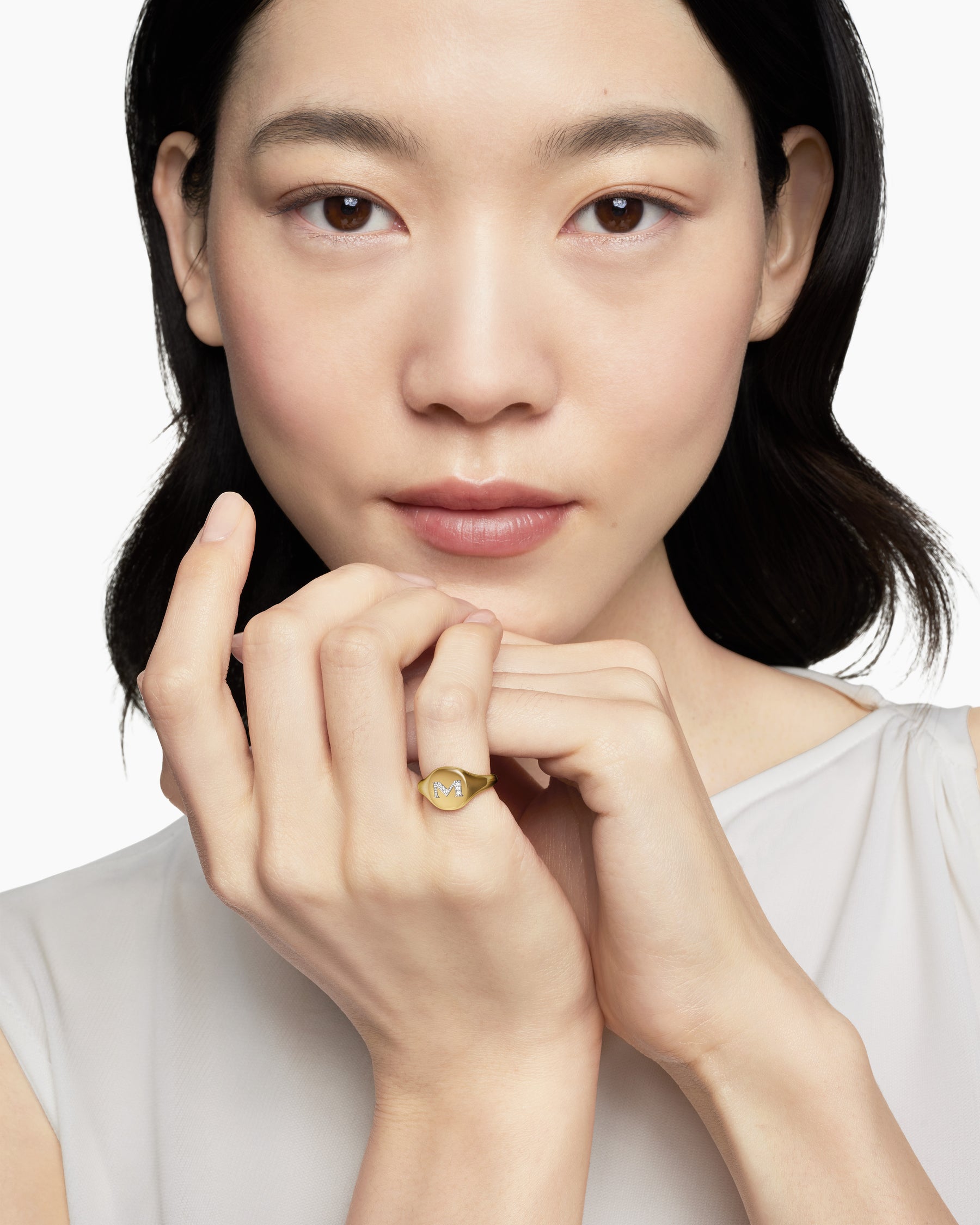 DY Initial Pinky Ring in 18K Yellow Gold with Diamond M, 9.8mm - Image 7