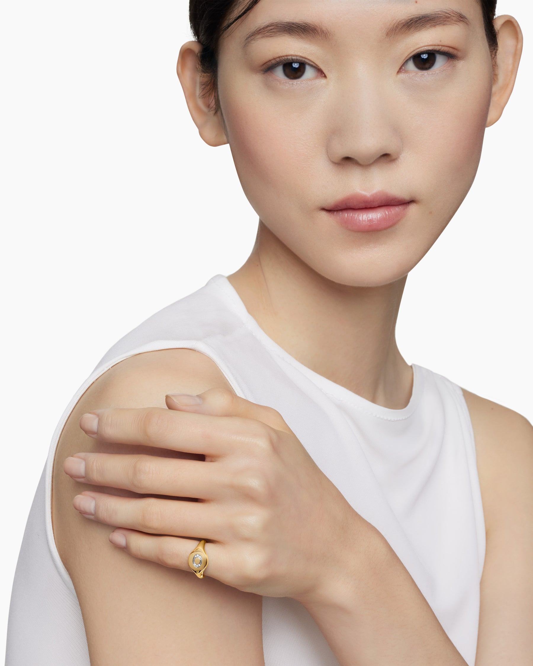 Alternative view of DY Initial Pinky Ring in 18K Yellow Gold with Diamond O, 9.8mm
