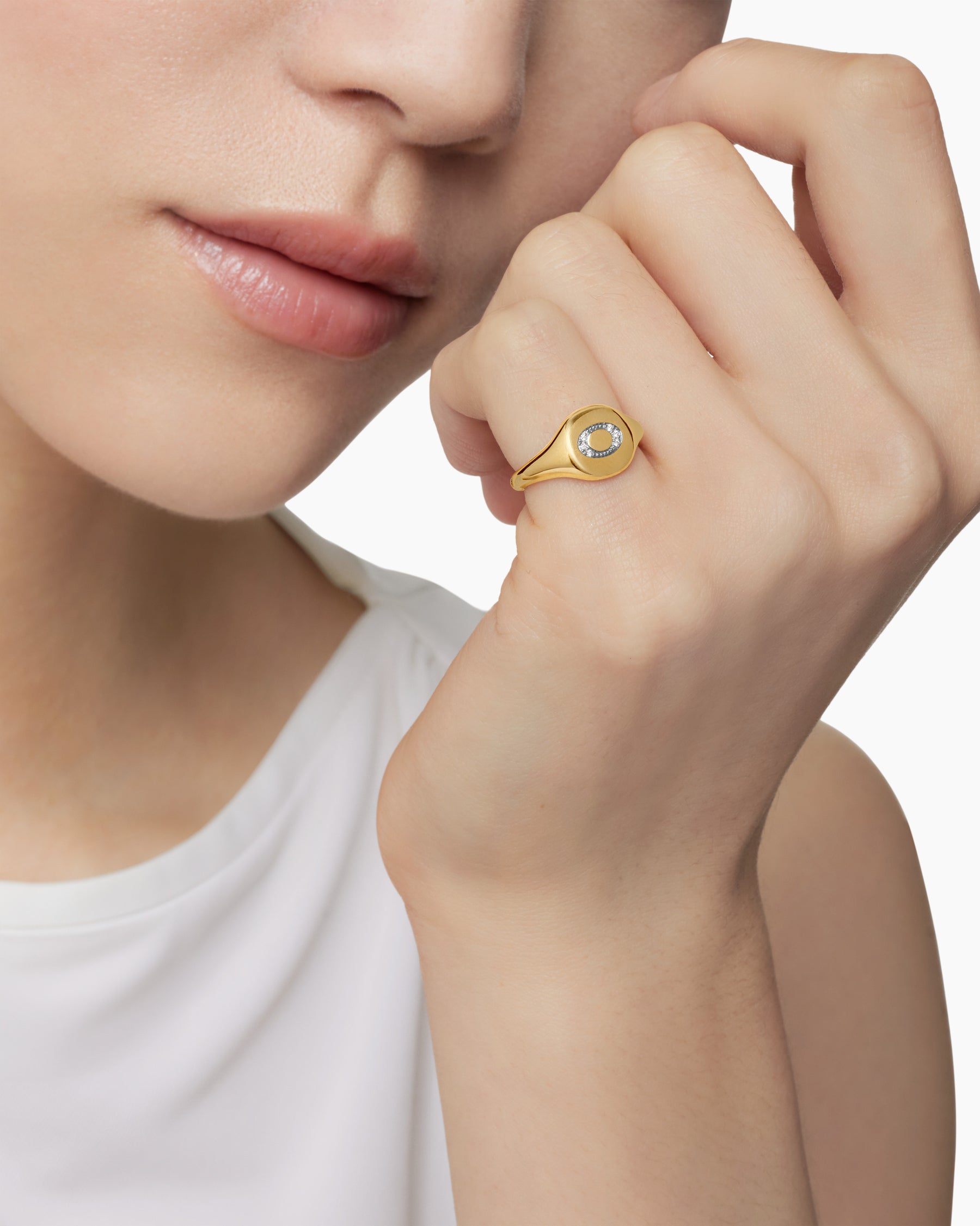DY Initial Pinky Ring in 18K Yellow Gold with Diamond O, 9.8mm - Image 7