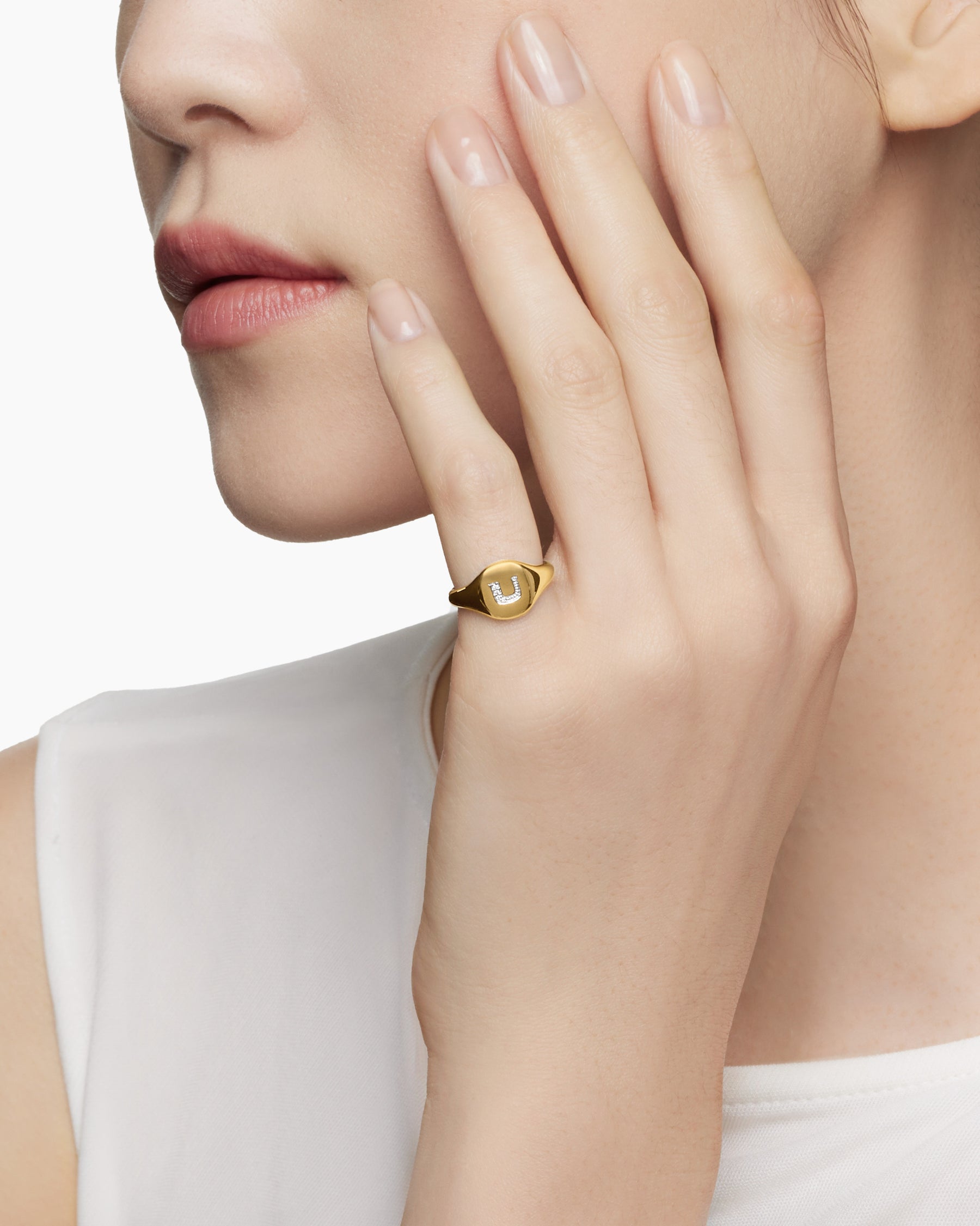 DY Initial Pinky Ring in 18K Yellow Gold with Diamond U, 9.8mm - Image 7