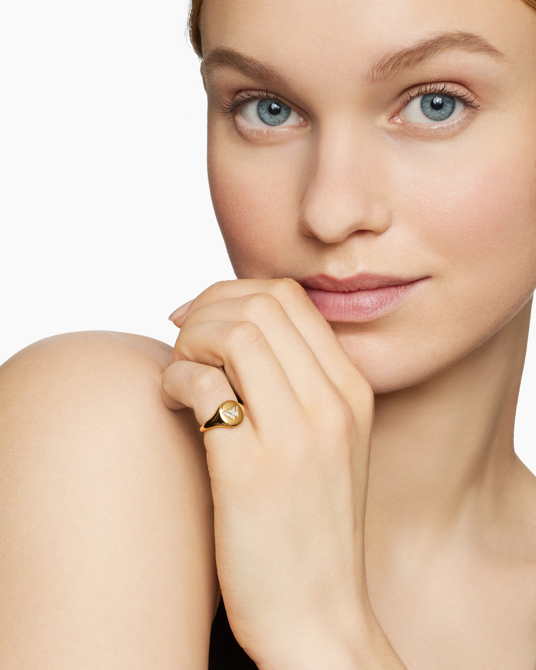 DY Initial Pinky Ring in 18K Yellow Gold with Diamond W, 9.8mm - Image 7
