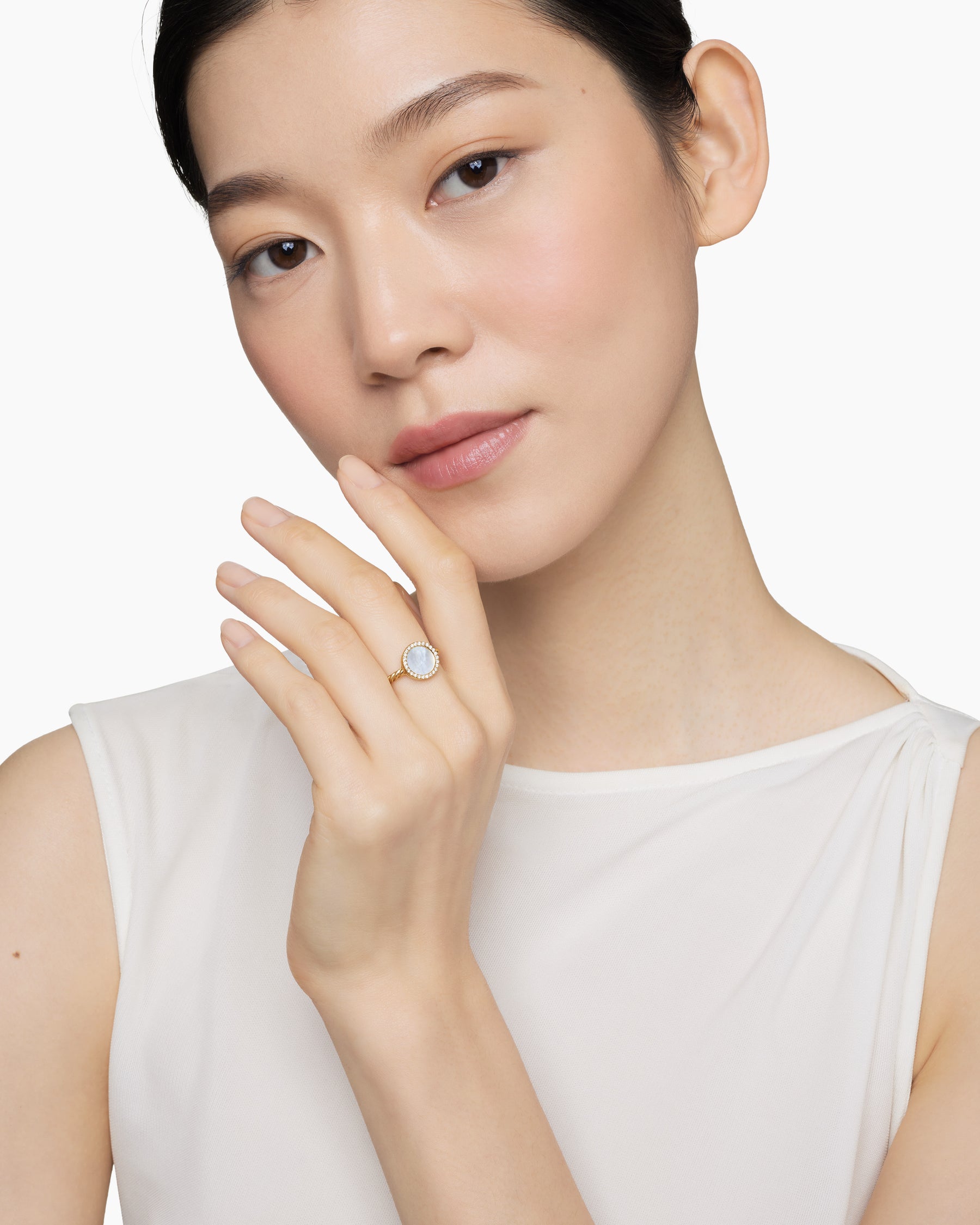 Petite DY Elements Ring in 18K Yellow Gold with Mother of Pearl and Diamonds, 11.3mm - Image 7