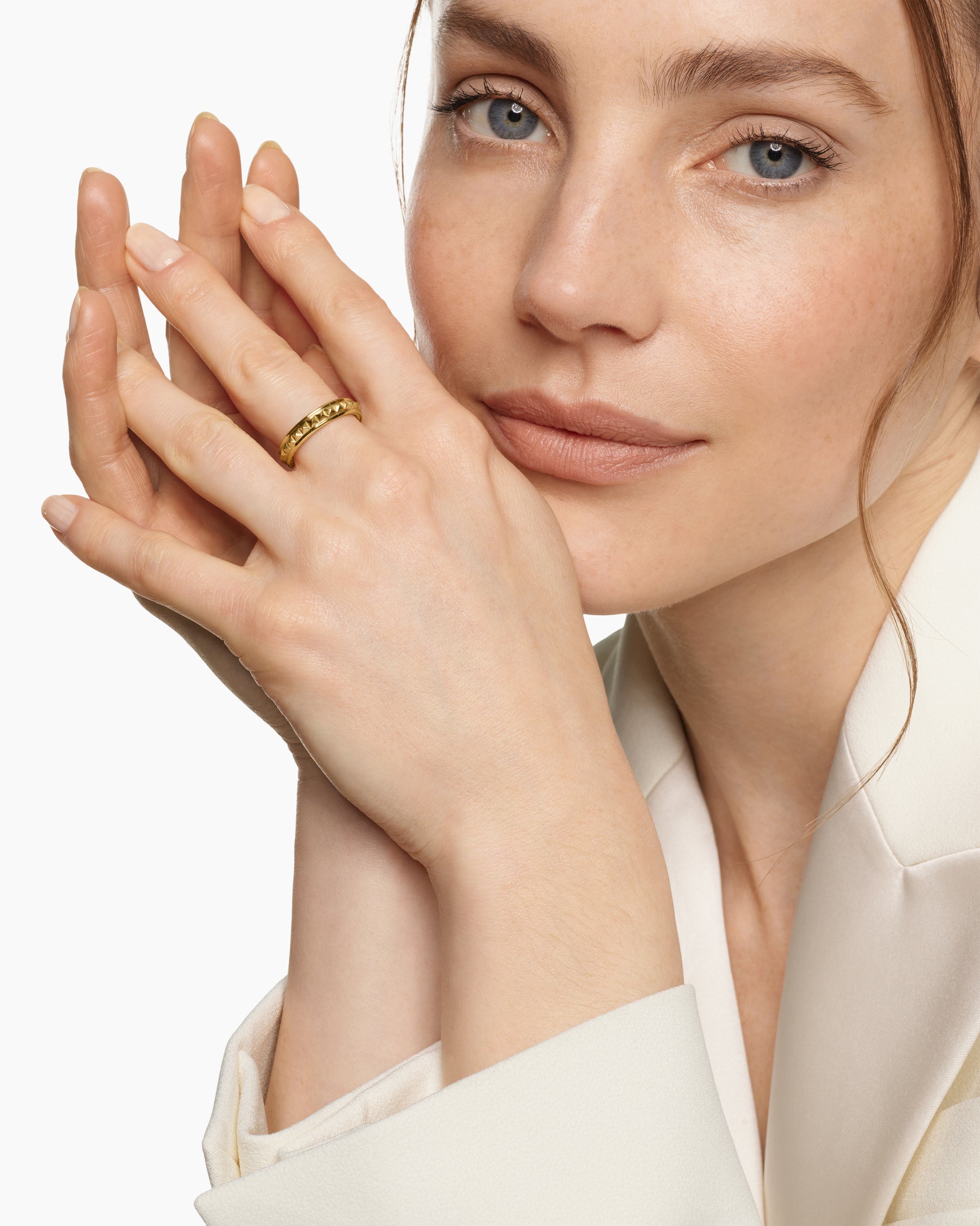 Alternative view of Pyramid Band Ring in 18K Yellow Gold, 4mm