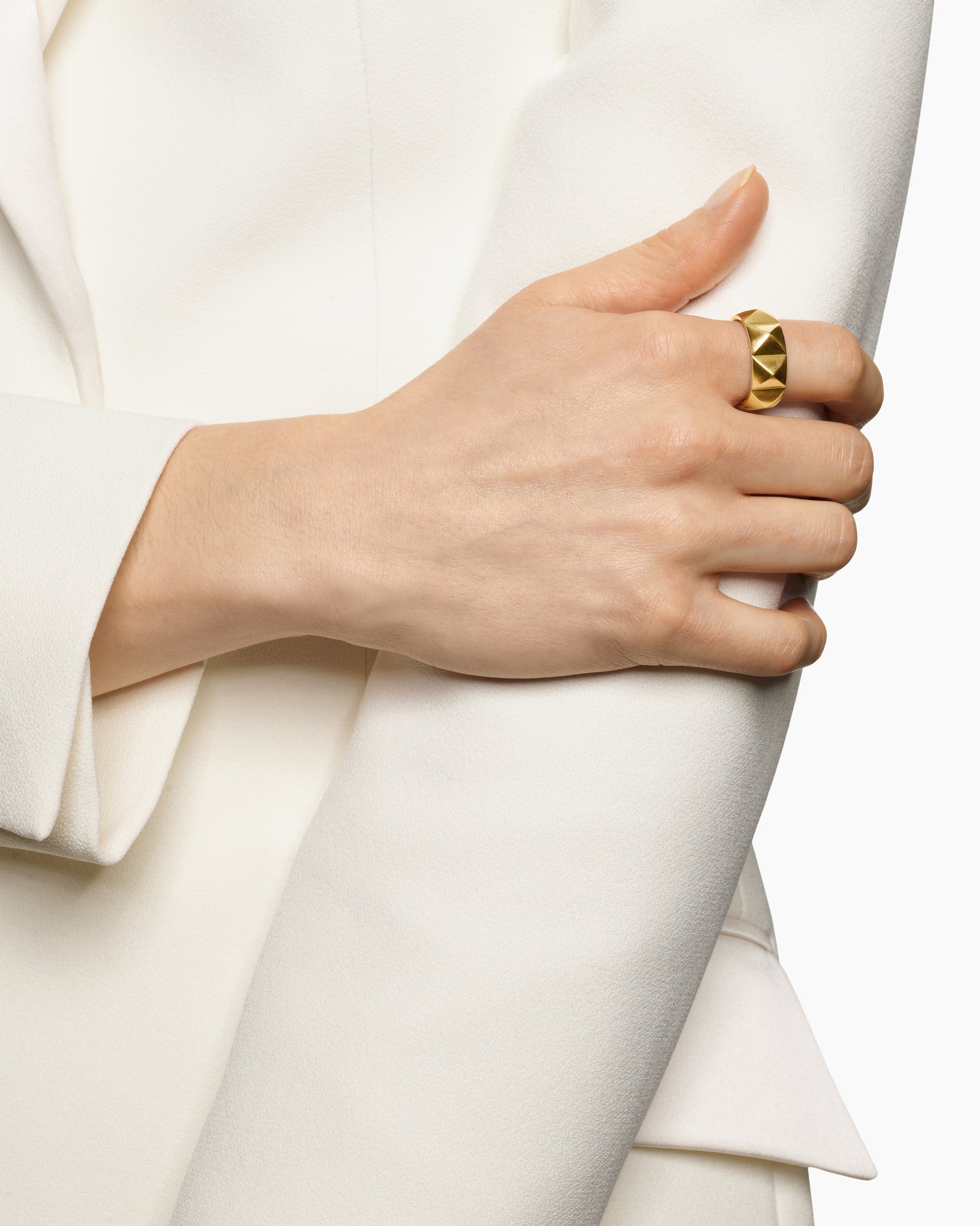 Alternative view of Pyramid Band Ring in 18K Yellow Gold, 9mm