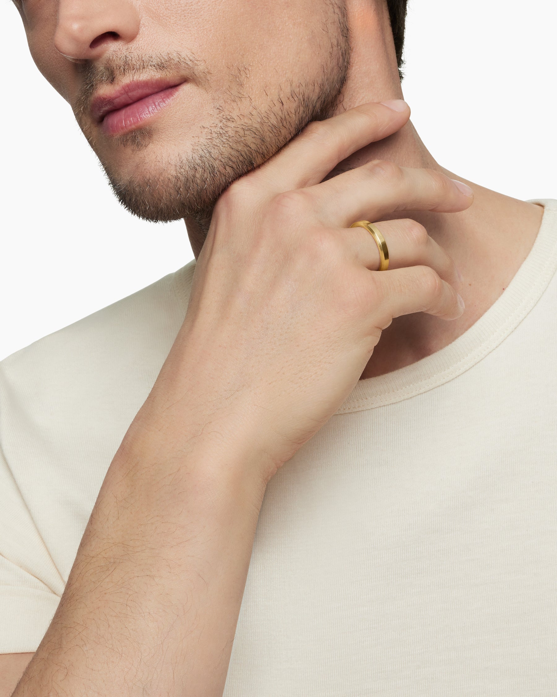 Beveled Band Ring in 18K Yellow Gold, 4mm - Image 7