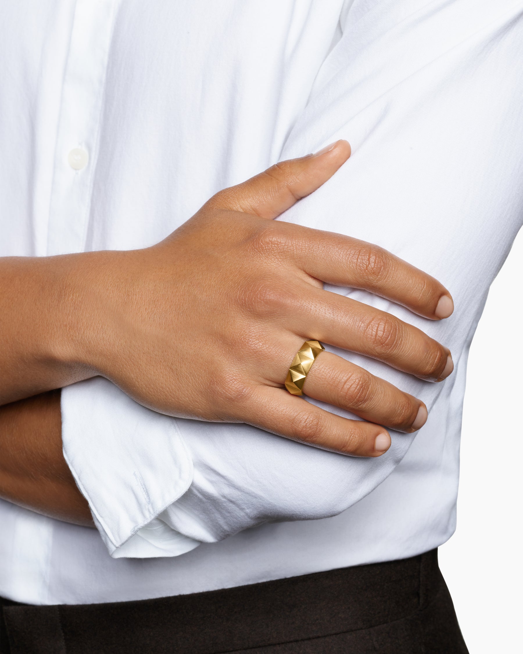 Alternative view of Pyramid Band Ring in 18K Yellow Gold, 8mm