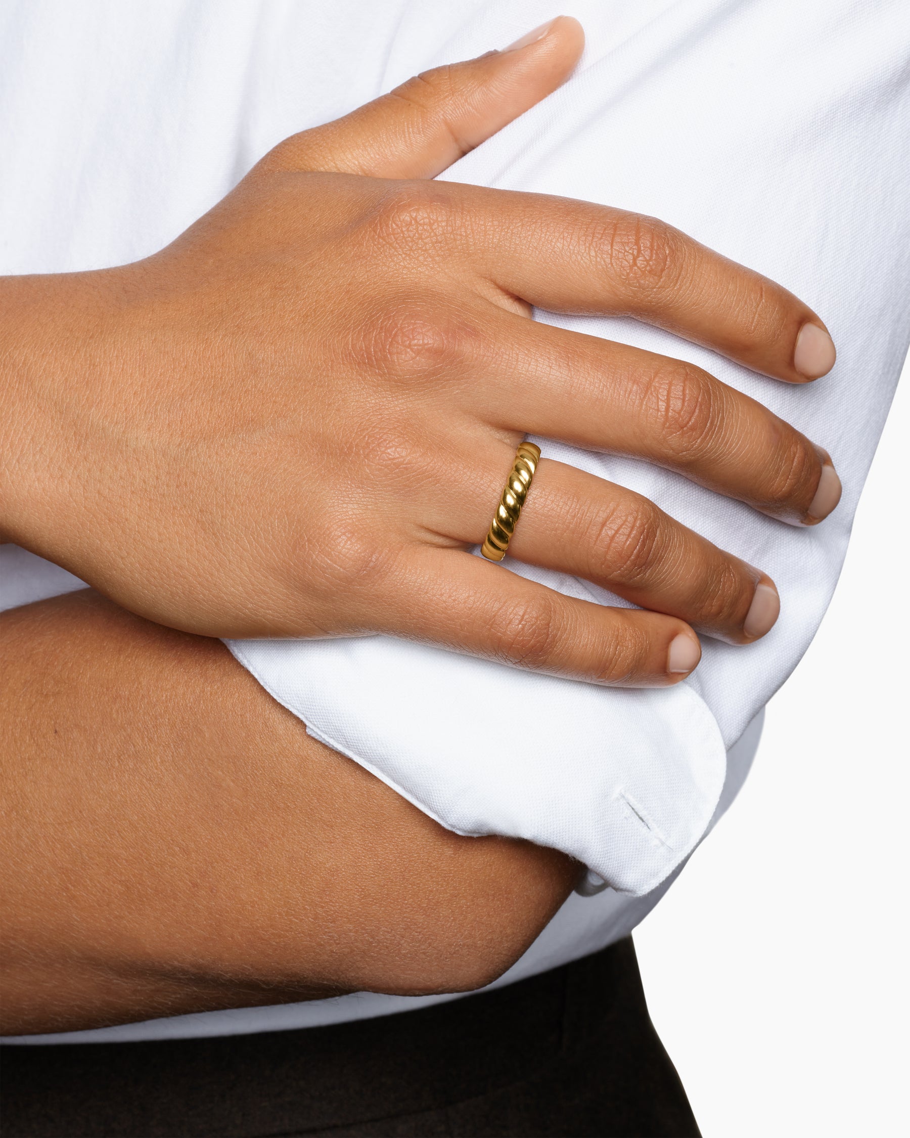 Alternative view of Sculpted Cable Band Ring in 18K Yellow Gold, 5mm
